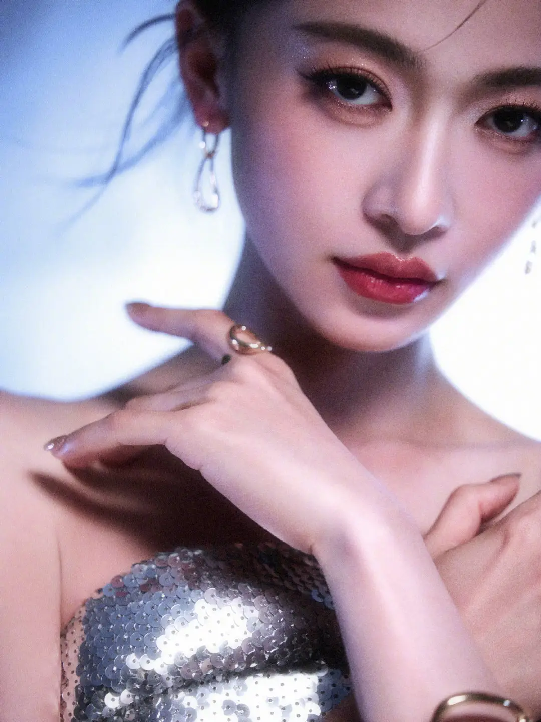 吴谨言产后复出美上热搜！穿鎏金裙杀回芭莎，比生娃前更美？