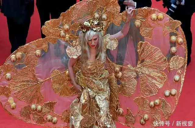 中国明星戛纳红毯造型_戛纳电影节红毯新规_蹭红毯的女明星